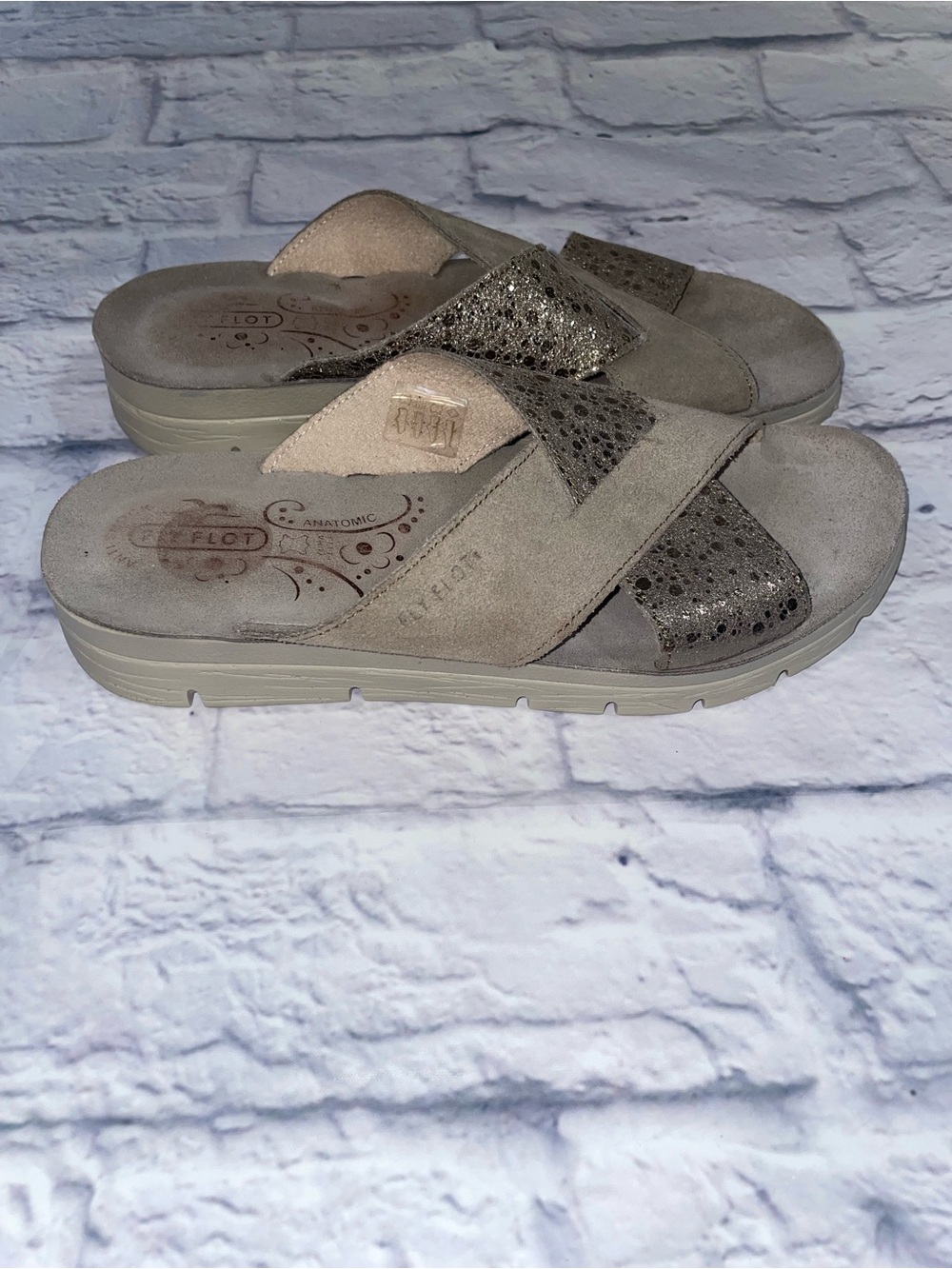 Fly Flot Neutral Suede Slide Sandals - Light Gray. Size 38